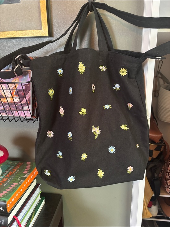 BAGGU Handbags - Baggu Vertical Duck Bag with Embroidered Flowers. Short and long strap